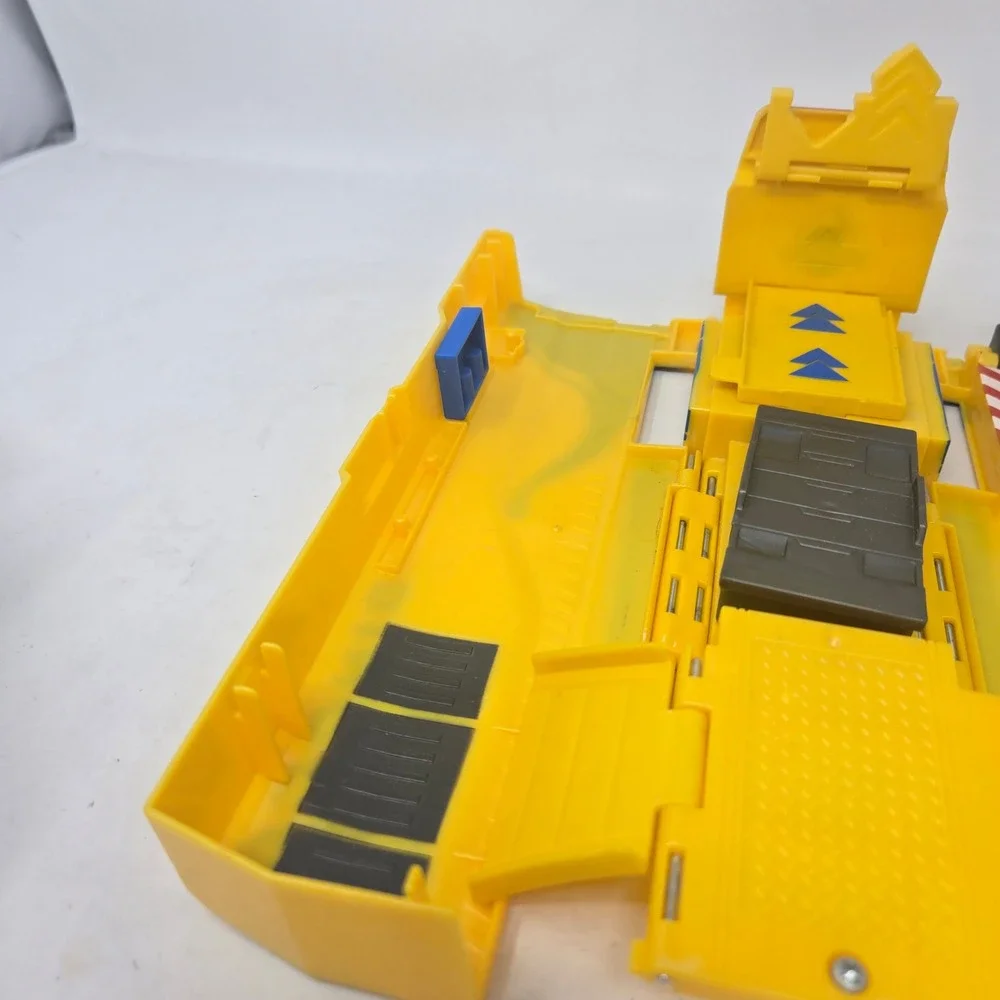 Disney Pixar Cars Dinoco 51 Cruz Ramirez Hauler Transforming Playset Yellow